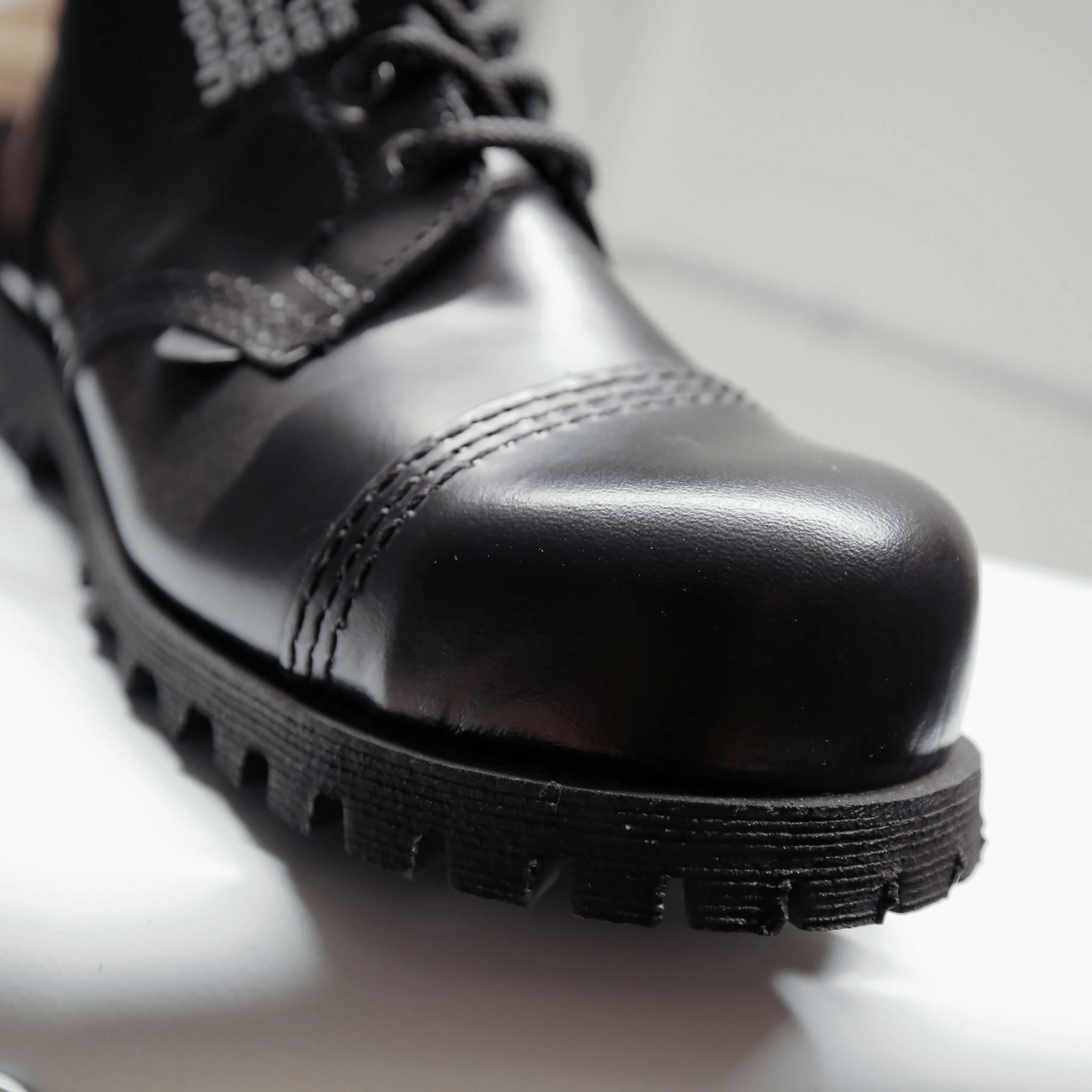 COMMANDO - 10 EYELET STEEL CAP BOOT - BLACK LEATHER - SINGLE SOLE