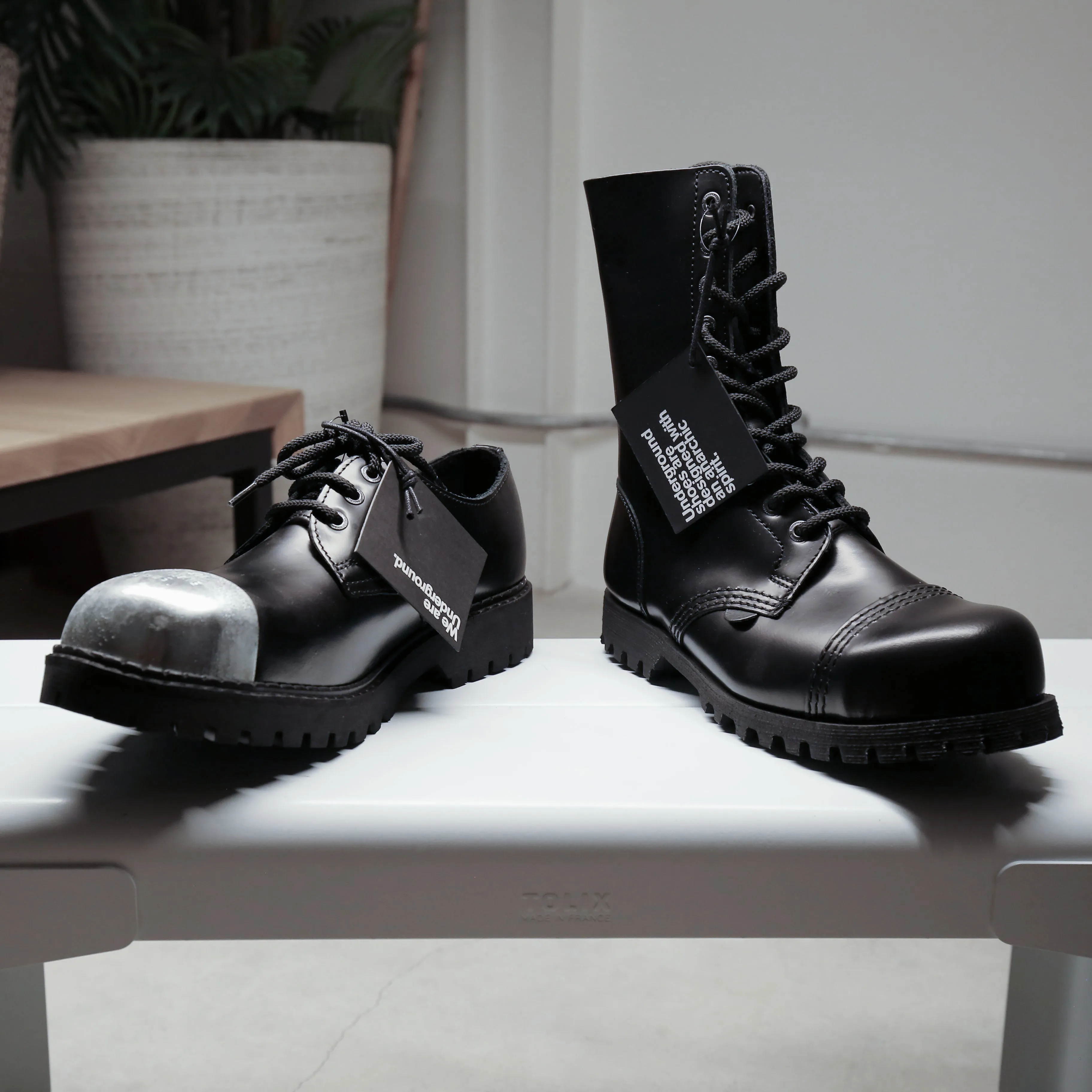 COMMANDO - 10 EYELET STEEL CAP BOOT - BLACK LEATHER - SINGLE SOLE