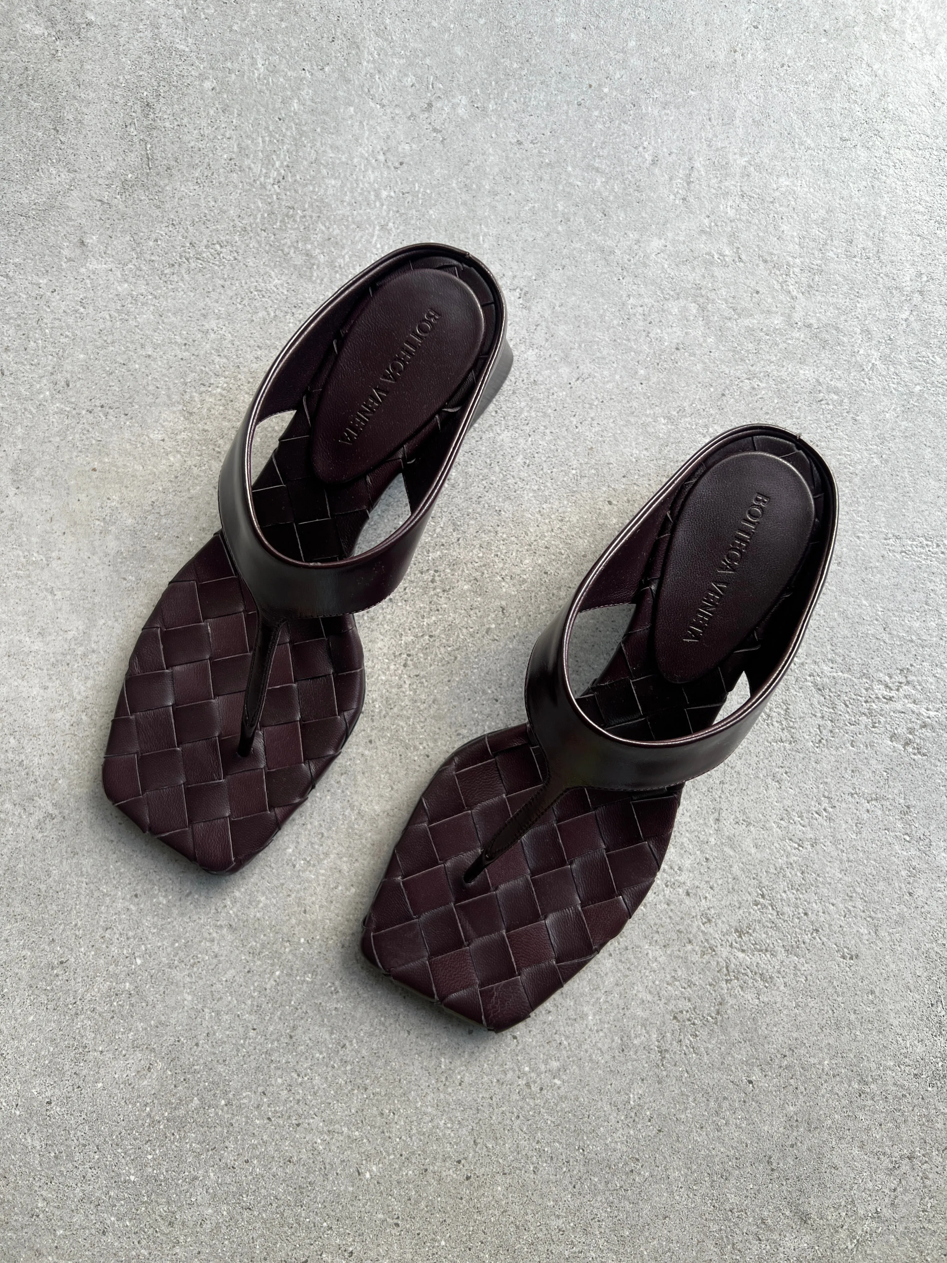 Mirella Thong Sandal 45, Dark Barolo