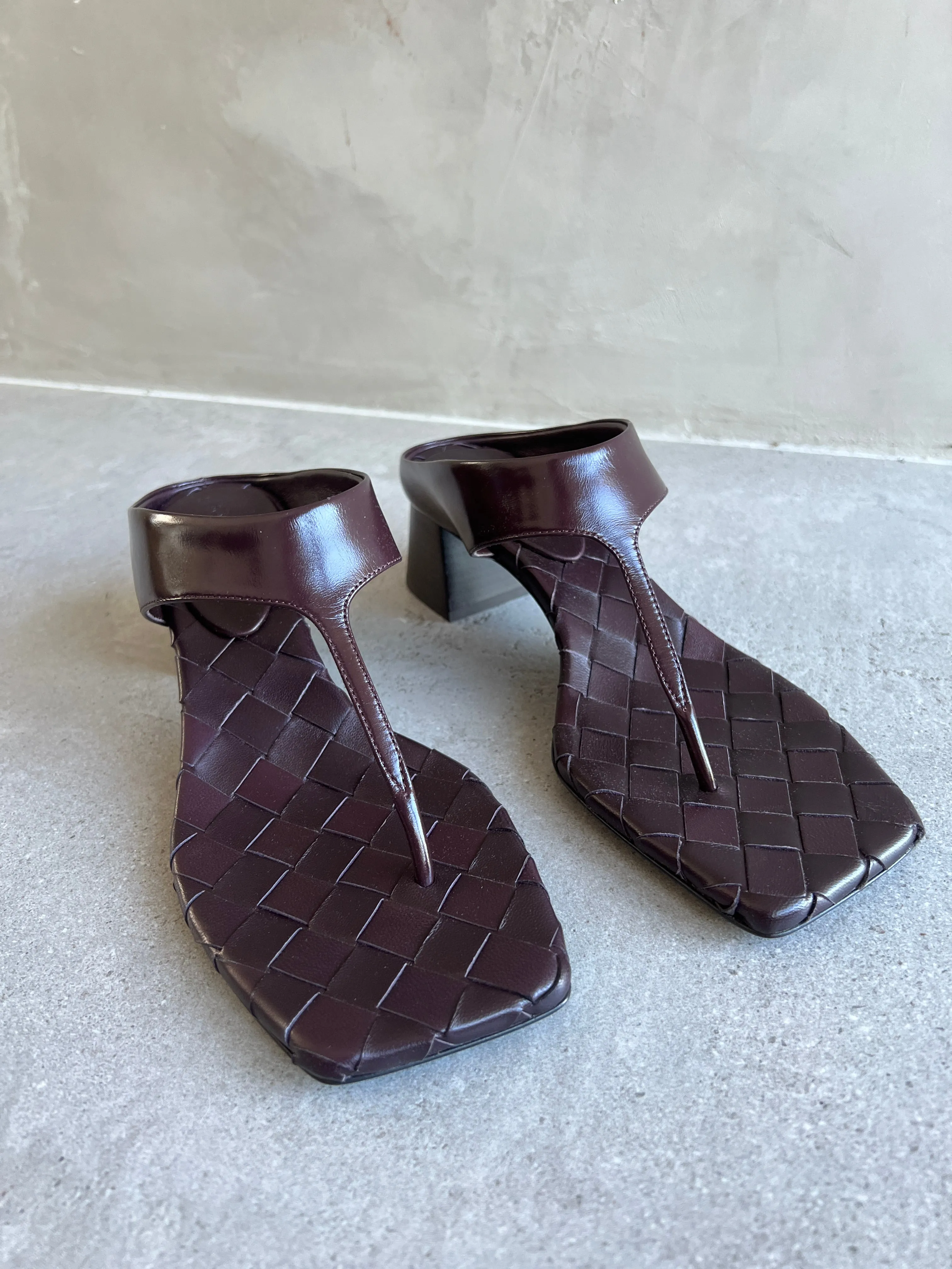 Mirella Thong Sandal 45, Dark Barolo